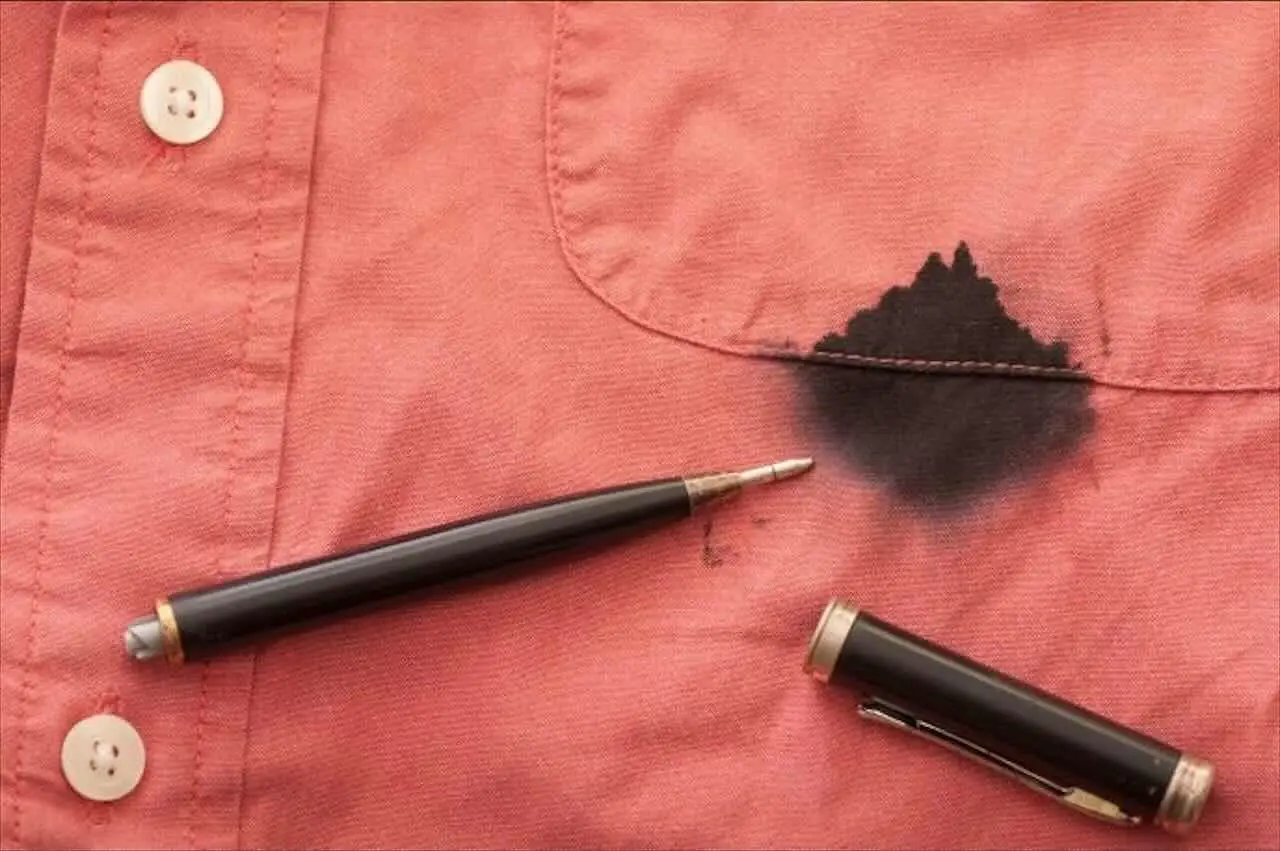 Come si fa a togliere le macchie di inchiostro? Il prodotto specifico per ogni tipo di tessuto