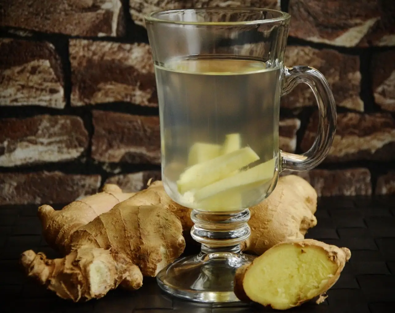Quali sono i benefici dello zenzero per la digestione? Come usarlo per sgonfiare la pancia