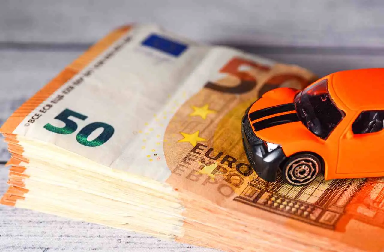 Hai un’auto vecchia, hai diritto agli incentivi rottamazione? I bonus disponibili